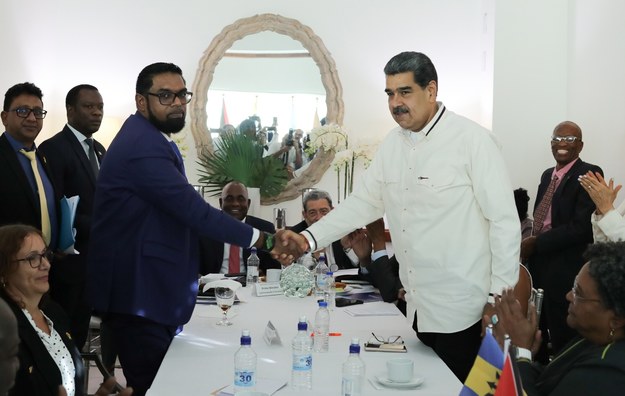 Prezydenci Wenezueli i Gujany Nicolas Maduro i Mohamed Irfaan Ali podczas spotkania z Saint Vincent i Grenadynach. /	PAP/EPA/MIRAFLORES PRESS OFFICE HANDOUT /PAP/EPA