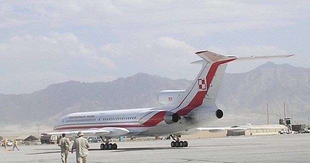 Prezydencki Tu-154M na lotnisku w Bagram. Lato 2007/ fot. Marcin Ogdowski /