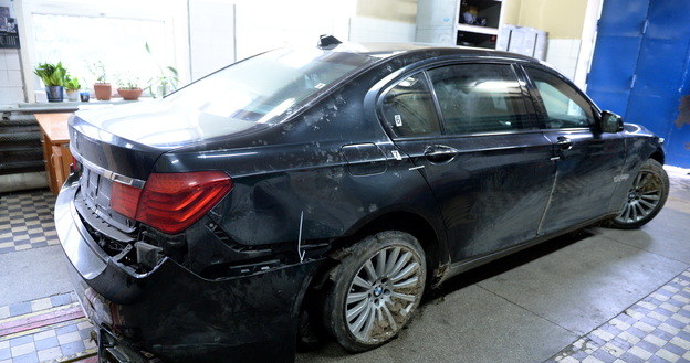 Prezydenckie BMW 760Li High Security po rozerwaniu opony /Jacek Turczyk /PAP