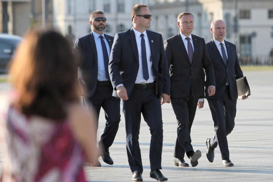 Prezydent Andrzej Duda (2P) w drodze na wystawę plenerową "Ściany Totalitaryzmów Polska 1939-1945" / 	Leszek Szymański    /PAP
