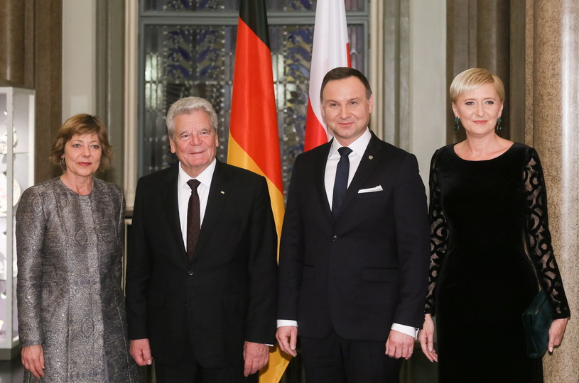 Prezydent Andrzej Duda (2P) z małżonką Agatą Kornhauser-Dudą (P) wspólnie z prezydentem Niemiec Joachimem Gauckiem (2L) i pierwszą damą Niemiec Danielą Schadt (L) /Paweł Supernak /PAP