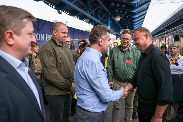 Prezydent Andrzej Duda (3P), szef Biura Polityki Międzynarodowej Kancelarii Prezydenta RP Jakub Kumoch (3L), ambasador RP na Ukrainie Bartosz Cichocki (4P), wiceminister spraw zagranicznych Ukrainy Yevhen Perebyinis (5P) oraz ambasador Ukrainy w Polsce Wasyl Zwarycz (L) podczas powitania w Kijowie.