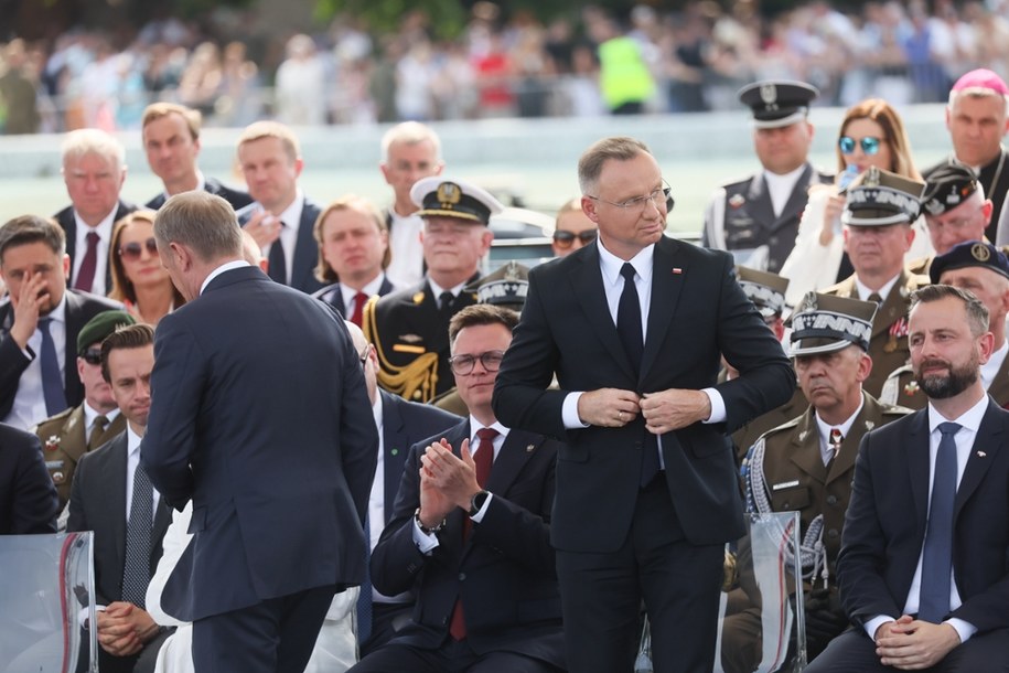 Prezydent Andrzej Duda (3P), wicepremier, minister obrony narodowej Władysław Kosiniak-Kamysz (P) i marszałek Sejmu Szymon Hołownia (4P) przed rozpoczęciem defilady z okazji Święta Wojska Polskiego w Warszawie /Leszek Szymański /PAP