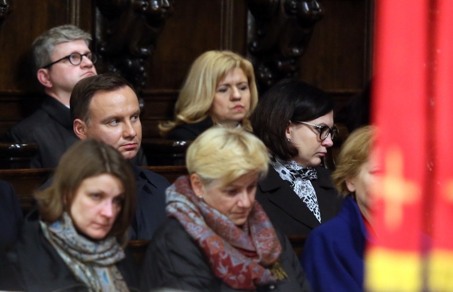 Prezydent Andrzej Duda (C-L), szefowa Kancelarii Prezydenta Małgorzata Sadurska (P), szef BBN Paweł Soloch (L-z tyłu), wdowa po dowódcy Sił Powietrznych gen. Andrzeju Błasiku (P-z tyłu), podczas mszy w intencji ofiar katastrofy /Tomasz Gzell    /PAP