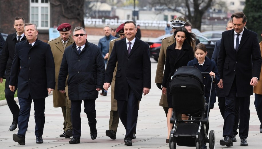 Prezydent Andrzej Duda (C), Marta Kaczyńska (3P) z mężem Piotrem Zielińskim (P) i córką Martyną (2P) oraz wojewoda małopolski Piotr Ćwik (2L) i marszałek województwa małopolskiego Witold Kozłowski (4L) w drodze do Krypty pod Wieżą Srebrnych Dzwonów na Wawelu /	Jacek Bednarczyk   /PAP