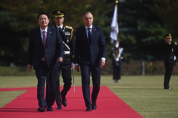 Prezydent Andrzej Duda (C) oraz prezydent Korei Południowej Yoon Suk-yeol w Seulu /Piotr Nowak /PAP