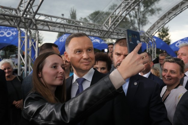 Prezydent Andrzej Duda (C) podczas spotkania z rodzinami w Tarczynie /Paweł Supernak /PAP