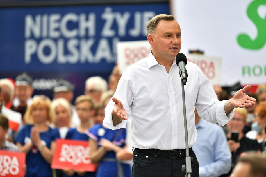 Prezydent Andrzej Duda (C) podczas wizyty i spotkania z mieszkańcami miasta / 	Maciej Kulczyński    /PAP