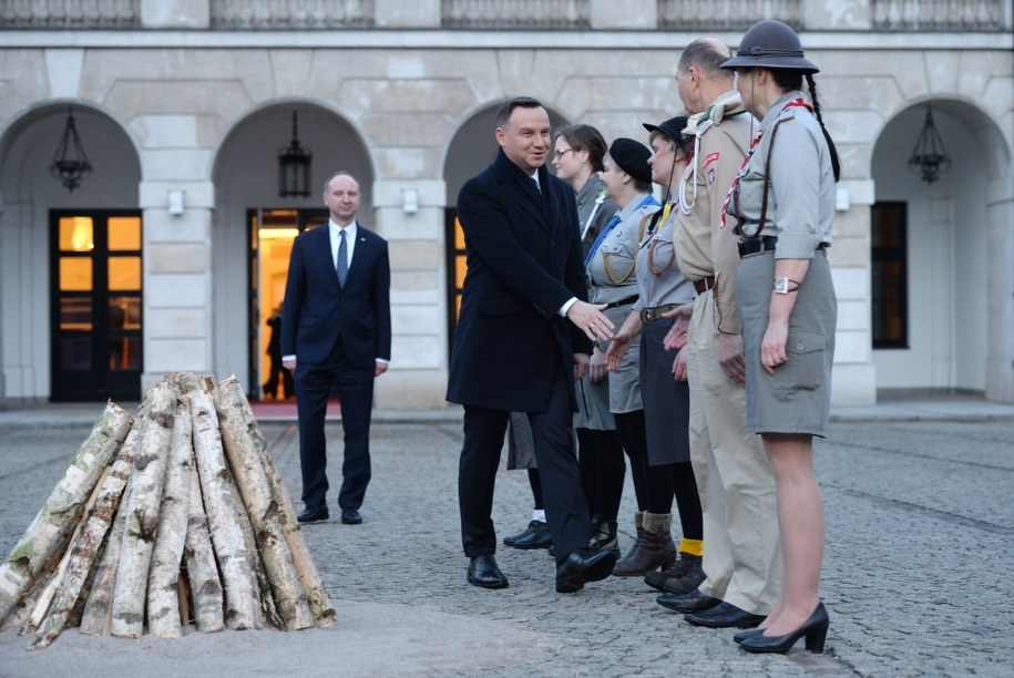 Prezydent Andrzej Duda (C) rozpalił wraz z harcerzami ognisko na dziedzińcu Pałacu Prezydenckiego w Warszawie. /PAP/Jacek Turczyk /PAP