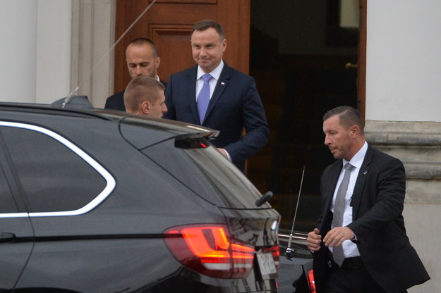 Prezydent Andrzej Duda (C) wychodzi z Belwederu /Marcin Obara /PAP