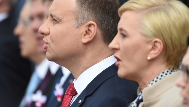 Prezydent Andrzej Duda (C) z małżonką Agatą Kornahauser-Dudą (P) /Radek Pietruszka /PAP