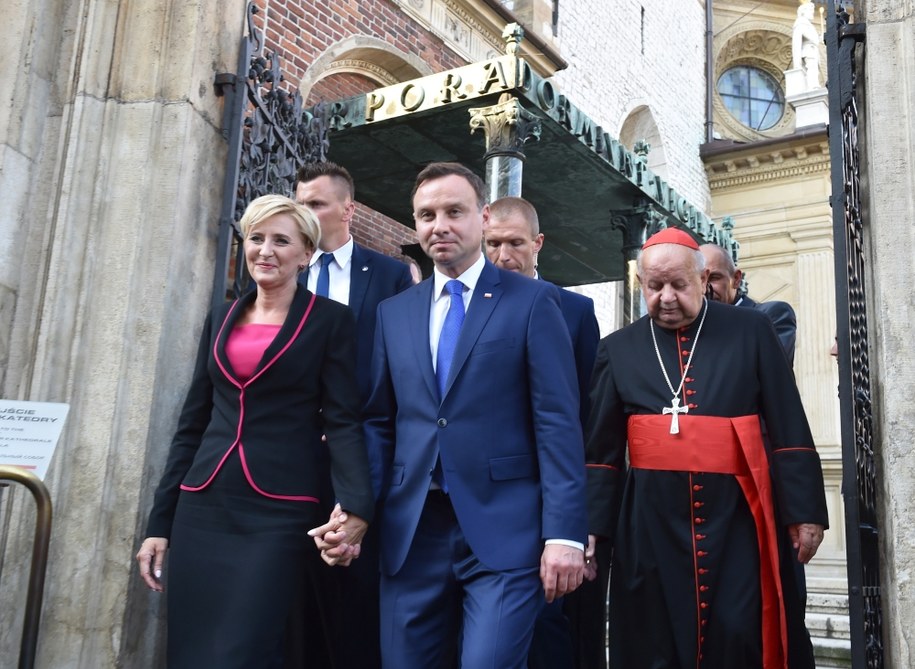 Prezydent Andrzej Duda (C) z małżonką Agatą Kornhauser-Dudą (L) w towarzystwie metropolity krakowskiego kard. Stanisława Dziwisza (P) wychodzą z Krypty pod Wieżą Srebrnych Dzwonow na Wawelu /Jacek Bednarczyk /PAP