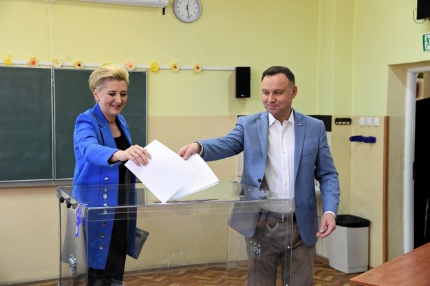 Prezydent Andrzej Duda głosujący razem ze swoją żoną Agatą Kornhauser-Dudą /	Jacek Bednarczyk   /PAP