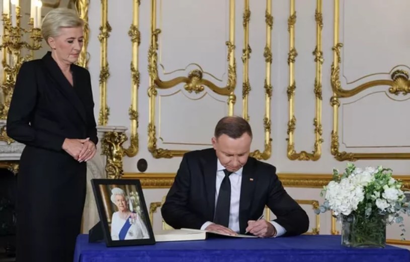 Prezydent Andrzej Duda i Agata Kornhauser-Duda żegnają królową/Foreign Broadcasting Service /@prezydentpl /materiały prasowe