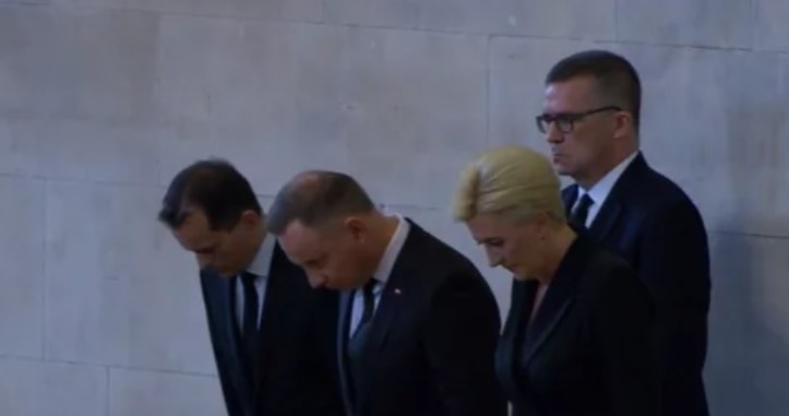 Prezydent Andrzej Duda i Agata Kornhauser-Duda żegnają królową/Foreign Broadcasting Service /@prezydentpl /materiały prasowe