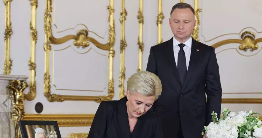 Prezydent Andrzej Duda i Agata Kornhauser-Duda żegnają królową/Foreign Broadcasting Service /@prezydentpl /materiały prasowe