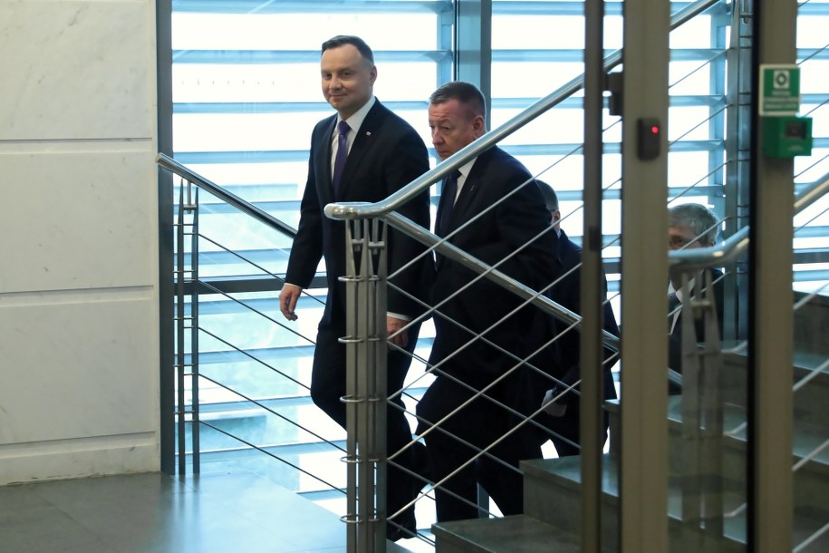 Prezydent Andrzej Duda i dyrektor Gabinetu Szefa Biura Mirosław Wiklik / 	Leszek Szymański    /PAP