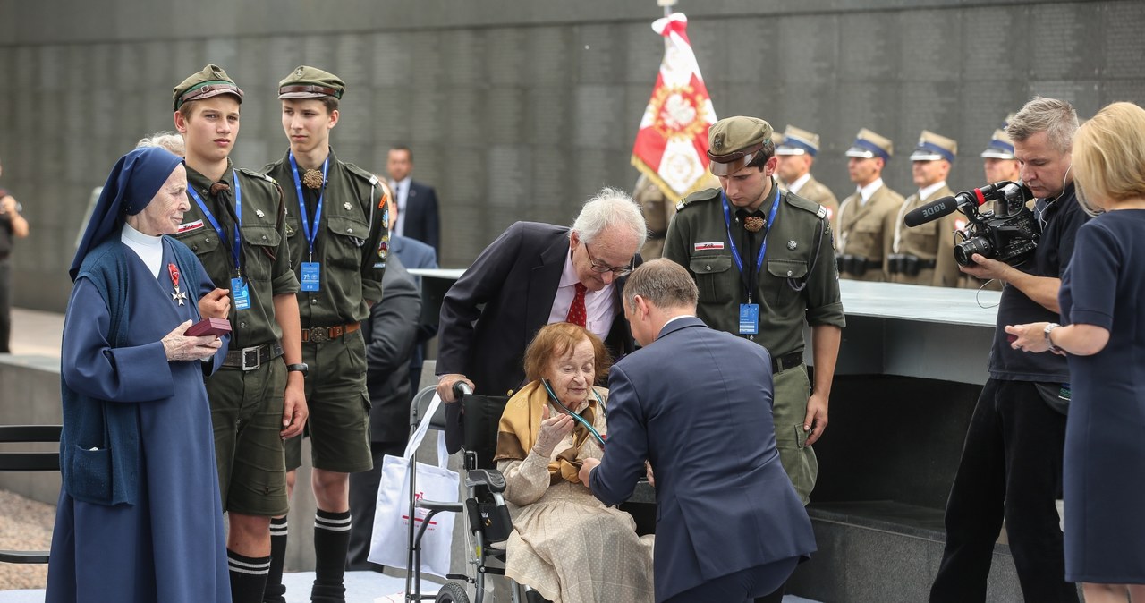 Prezydent Andrzej Duda i Ewa Jeglińska ps. "Ewa" podczas uroczystości wręczenia orderów i odznaczeń państwowych uczestnikom Powstania Warszawskiego /Rafał Guz /PAP