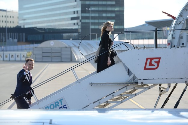 Prezydent Andrzej Duda i jego córka Kinga Duda wchodzą na pokład samolotu /Jacek Turczyk /PAP