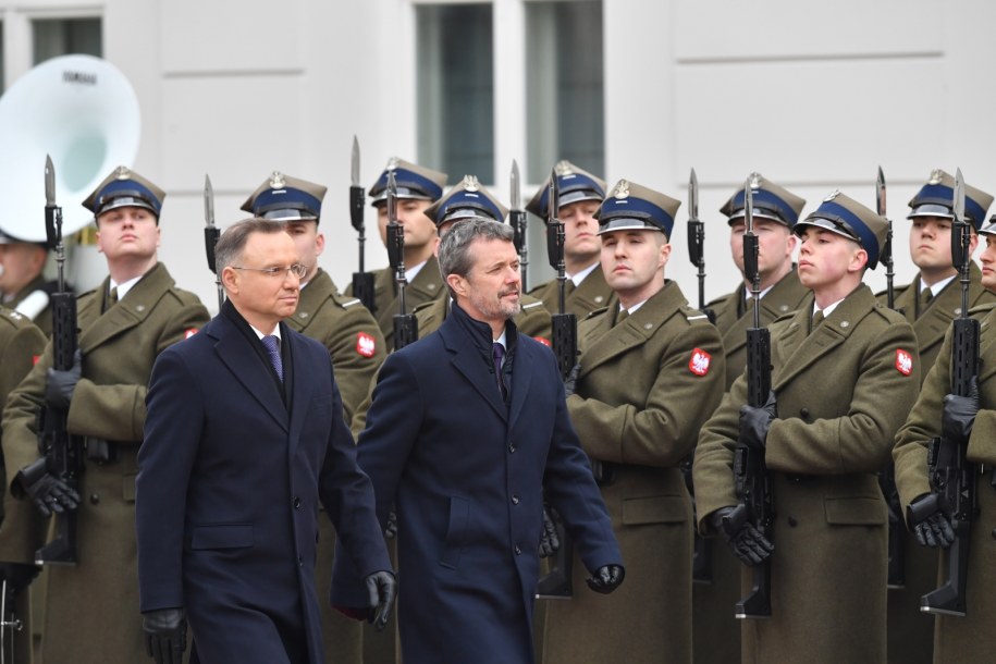 Prezydent Andrzej Duda i król Danii Fryderyk X podczas powitania na dziedzińcu Pałacu Prezydenckiego w Warszawie /	Piotr Nowak /PAP