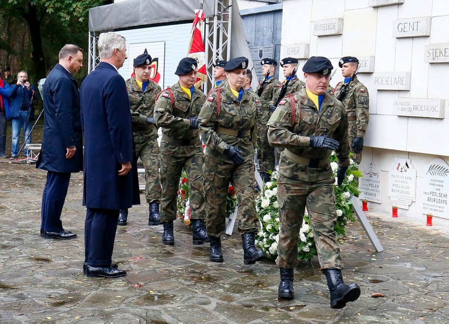 Prezydent Andrzej Duda i król Filip I podczas uroczystości w Lommel /JULIEN WARNAND /PAP/EPA