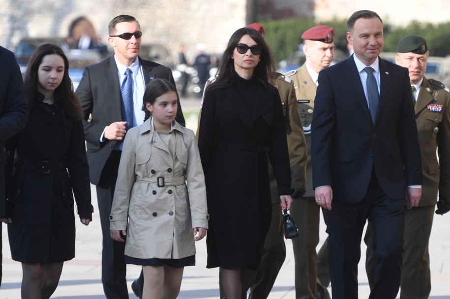 Prezydent Andrzej Duda i Marta Kaczyńska z córkami Ewą i Martyną w drodze do Krypty pod Wieżą Srebrnych Dzwonów na Wawelu /	Jacek Bednarczyk   /PAP