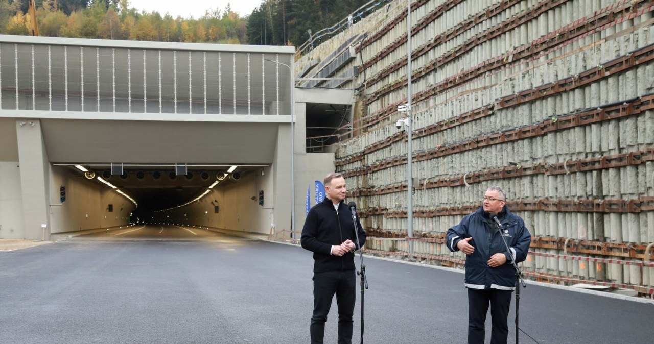 Prezydent Andrzej Duda i Minister Infrastruktury Andrzej Adamczyk przed tunelem na S7 /Jan Graczynski/East News /Agencja SE/East News