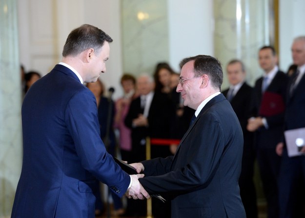 Prezydent Andrzej Duda i minister koordynator służb specjalnych Mariusz Kamiński podczas uroczystości zaprzysiężenia Rady Ministrów w Pałacu Prezydenckim, 16 listopada 2015 /Jacek Turczyk /PAP