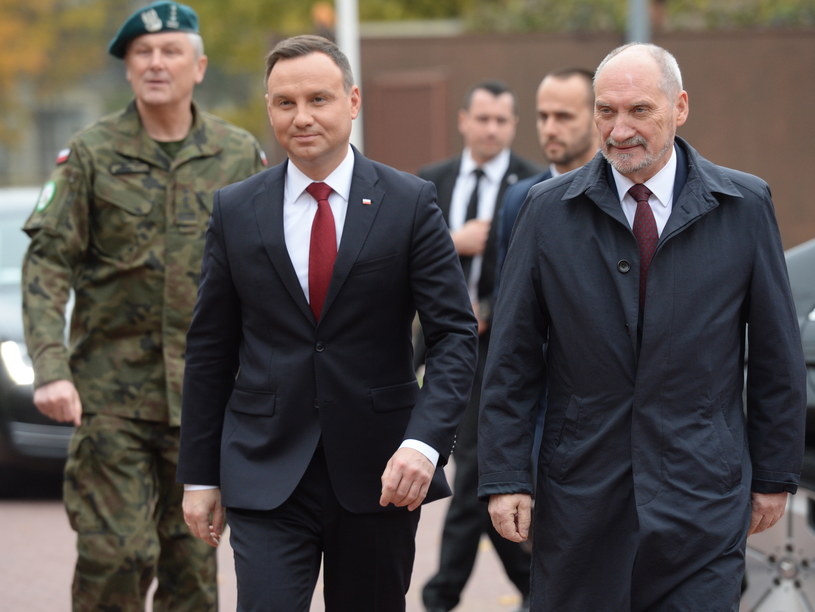 Prezydent Andrzej Duda i minister obrony narodowej Antoni Macierewicz /Jacek Turczyk /PAP