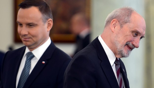 Prezydent Andrzej Duda i minister obrony narodowej Antoni Macierewicz /Jakub Kamiński   /PAP