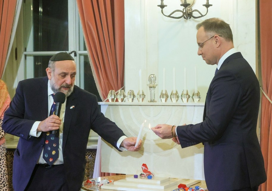 Prezydent Andrzej Duda i naczelny rabin Polski Michael Schudrich. Chanuka w Pałacu Prezydenckim, 11 grudnia 2023 /Wojciech Olkusnik/East News/  /East News