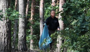 Prezydent Andrzej Duda i pierwsza dama zbierają śmieci