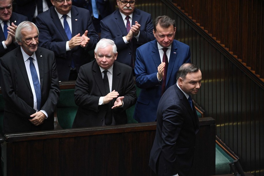 Prezydent Andrzej Duda i politycy PiS z prezesem Jarosławem Kaczyńskim na czele w Sejmie / 	Radek Pietruszka   /PAP