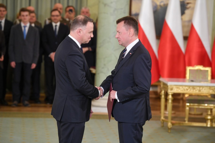 Prezydent Andrzej Duda i powołany do rangi wicepremiera minister obrony narodowej Mariusz Błaszczak /Andrzej Lange /PAP
