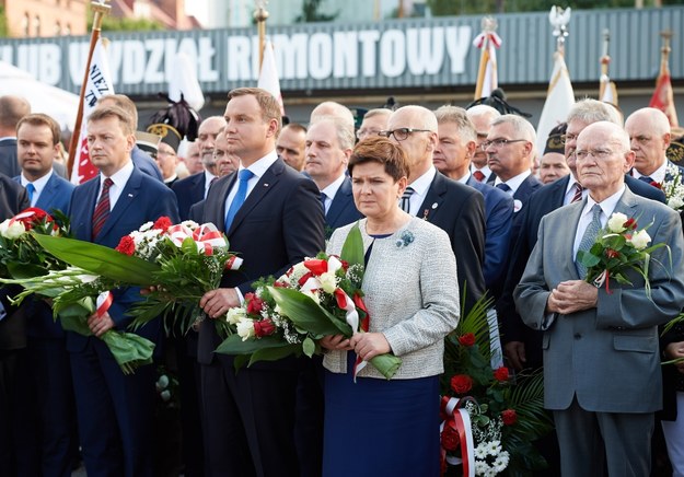 Prezydent Andrzej Duda i premier Beata Szydło składają kwiaty przed historyczną bramą nr 2 Stoczni Gdańskiej, /Adam Warżawa /PAP