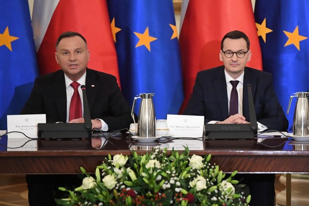 Prezydent Andrzej Duda i premier Mateusz Morawiecki podczas posiedzenia Rady Gabinetowej / 	Radek Pietruszka   /PAP