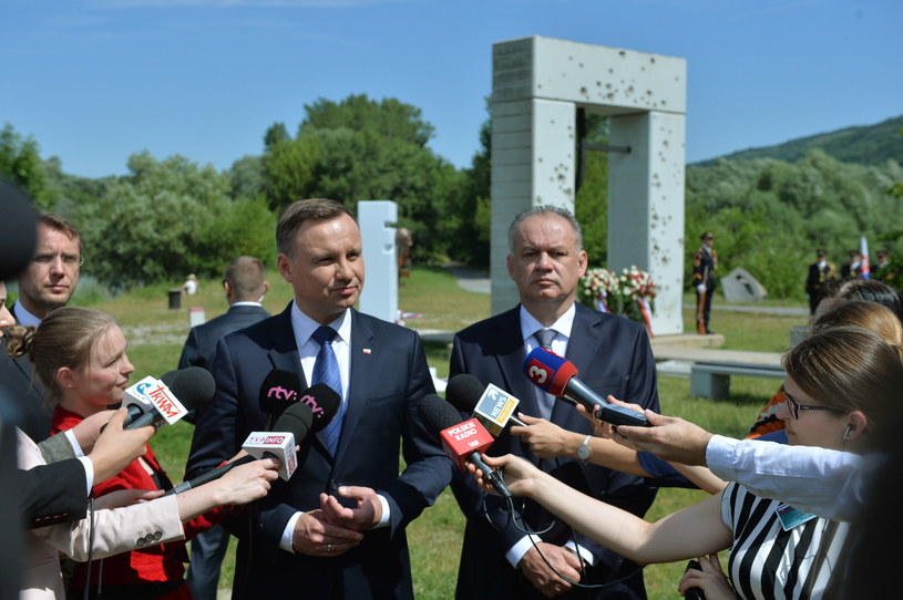 Prezydent Andrzej Duda i prezydent Słowacji Andrej Kiska przed Bramą Wolności w Bratysławie /Jacek Turczyk /PAP