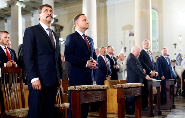 Prezydent Andrzej Duda i prezydent Węgier Janos Ader podczas mszy św. w kościele Najświętszej Maryi Panny Królowej Różańca Świętego /Jakub Kaczmarczyk /PAP