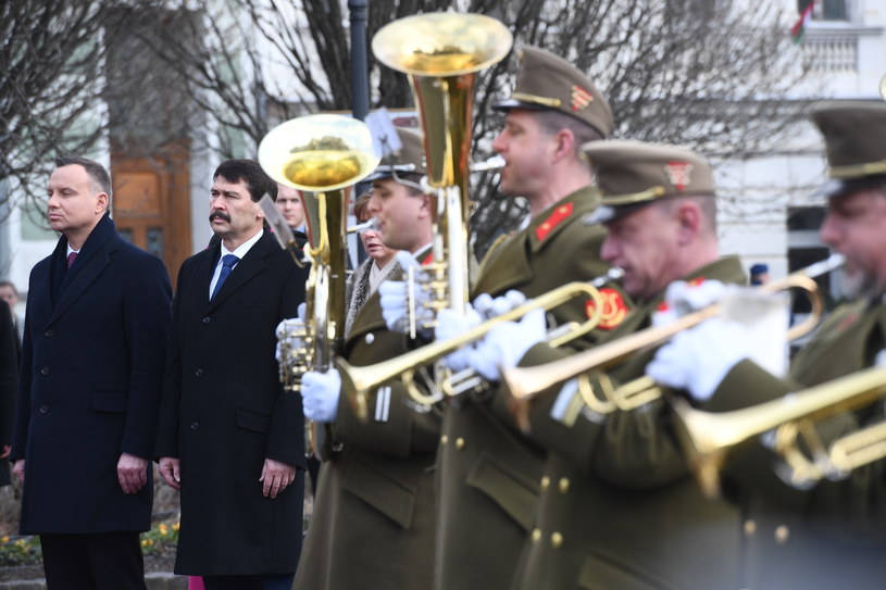 Prezydent Andrzej Duda i prezydent Węgier Janos Ader  podczas ceremonii powitania w Veszprem ; fot. Jacek Turczyk /PAP