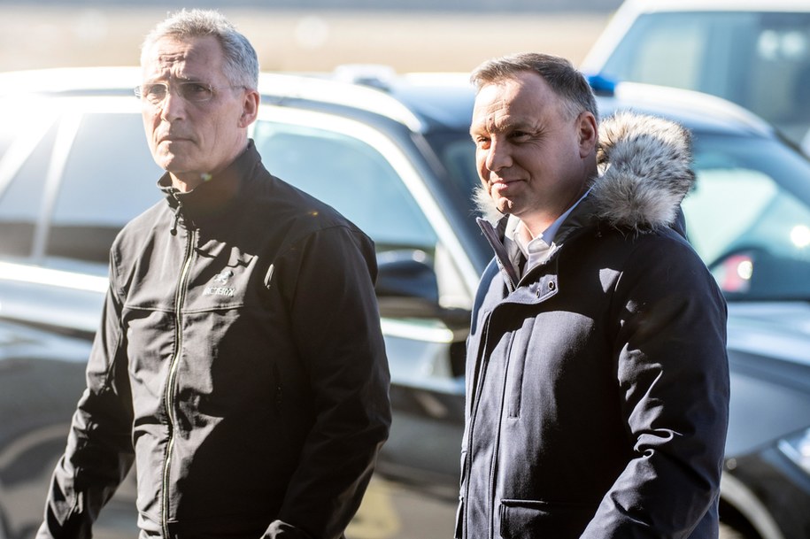 Prezydent Andrzej Duda i sekretarz generalny NATO Jens Stoltenberg podczas wizyty w 32. Bazie Lotnictwa Taktycznego w Łasku /Grzegorz Michałowski /PAP