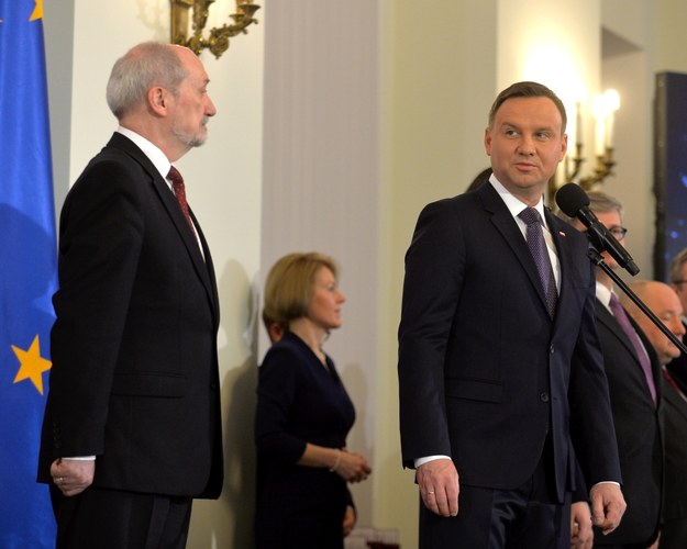 Prezydent Andrzej Duda i szef MON Antoni Macierewicz /PAP/Marcin Obara /PAP
