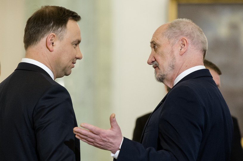 Prezydent Andrzej Duda i szef MON Antoni Macierewicz /Rafał Oleksiewicz /Reporter