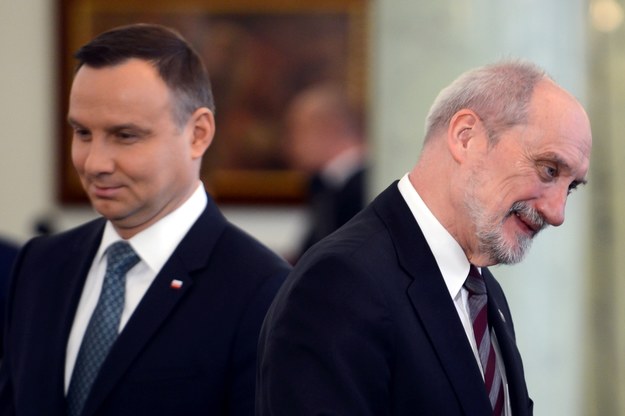 Prezydent Andrzej Duda i szef MON Antoni Macierewicz /Jakub Kamiński   /PAP