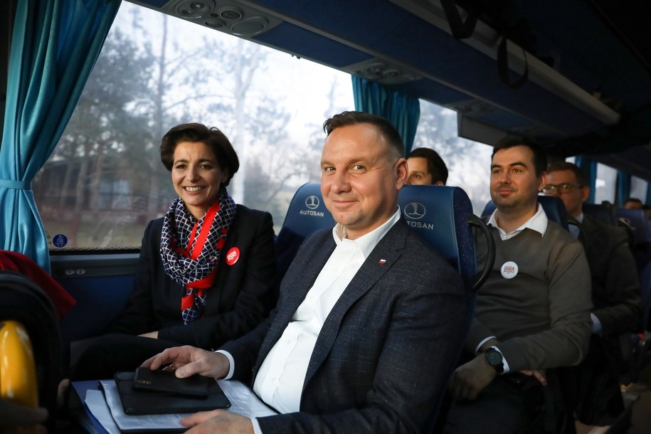 Prezydent Andrzej Duda i szefowa jego kampanii Jolanta Turczynowicz-Kieryłło w DudaBusie po spotkaniu z mieszkańcami Łowicza / 	Leszek Szymański    /PAP