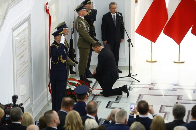 Prezydent Andrzej Duda klęczy przed tablicą upamiętniającą Lecha Kaczyńskiego /	Rafał Guz   /PAP