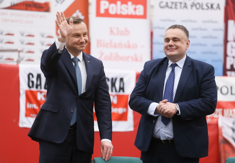 Prezydent Andrzej Duda (L) i redaktor naczelny tygodnika "Gazeta Polska" Tomasz Sakiewicz (P) /Paweł Supernak /PAP