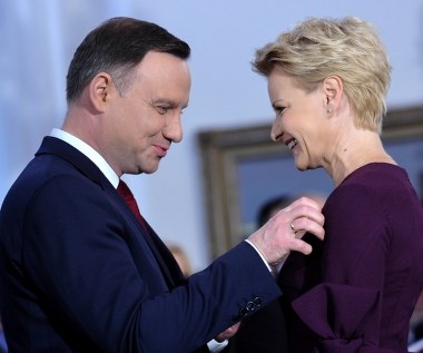 Prezydent Andrzej Duda (L) odznaczył Krzyżem Kawalerskim Orderu Odrodzenia Polski aktorkę Małgorzatę Kożuchowską (P). 