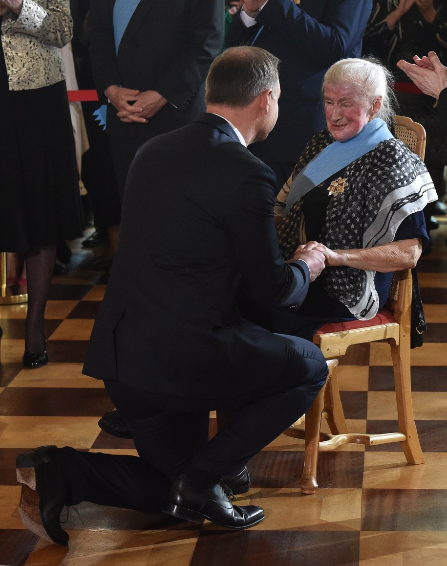 Prezydent Andrzej Duda (L) odznaczył Orderem Orła Białego doktor nauk medycznych oraz specjalistkę w dziedzinie psychiatrii, profesor Papieskiej Akademii Teologicznej, harcerkę, działaczkę pro-life Wandę Półtawską /Radek Pietruszka /PAP