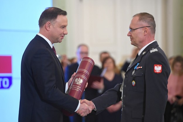 Prezydent Andrzej Duda (L) oraz awansowany na stopień generała brygady, pełnomocnik ds. utworzenia wojsk obrony cybernetycznej płk Karol Molenda (P) / 	Radek Pietruszka   /PAP