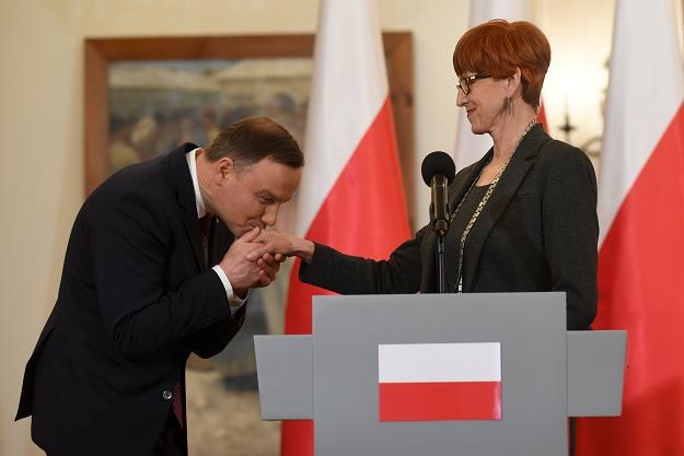 Prezydent Andrzej Duda (L) oraz minister rodziny, pracy i polityki społecznej Elżbieta Rafalska (P) /PAP